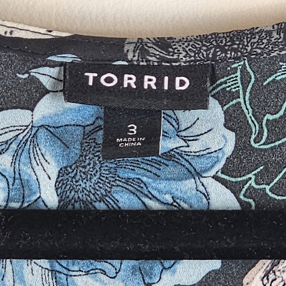 Torrid women size 3 ( 22-24) pintuck button front blouse Skull Floral - Picture 3 of 15